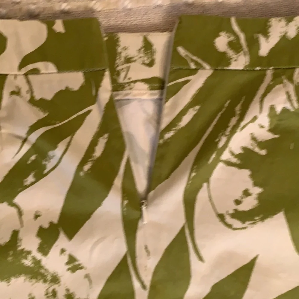 Size 2 Skirt with 2 small front Pockets Zips in back Kick pleat in back - Picture 6 of 12